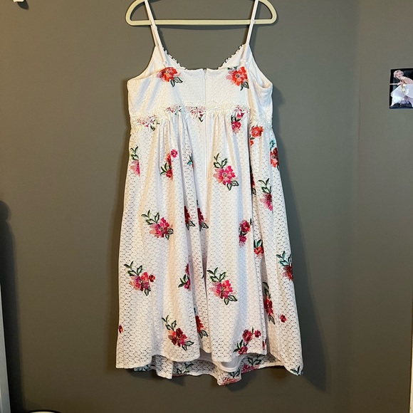 Maternity Dress w Floral Details & Lace Appliqué - Picture 3 of 4